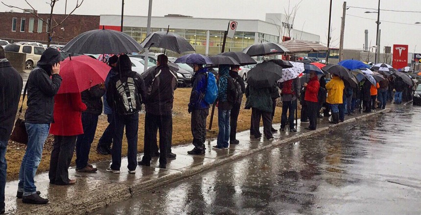 051 Evolu7 Tesla 3 crowd