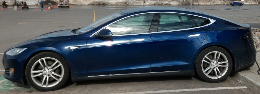 051 Evolu7 Tesla S side