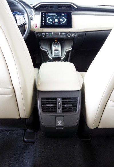 074 Honda Clarity In arr Chauf.jpg